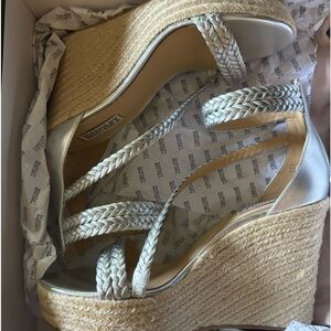 BADGLEY MISCHKA sandals 9.5 like new